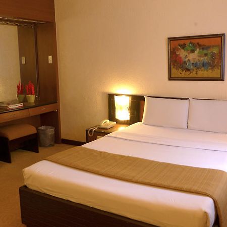 Rothman Hotel Manila Bagian luar foto
