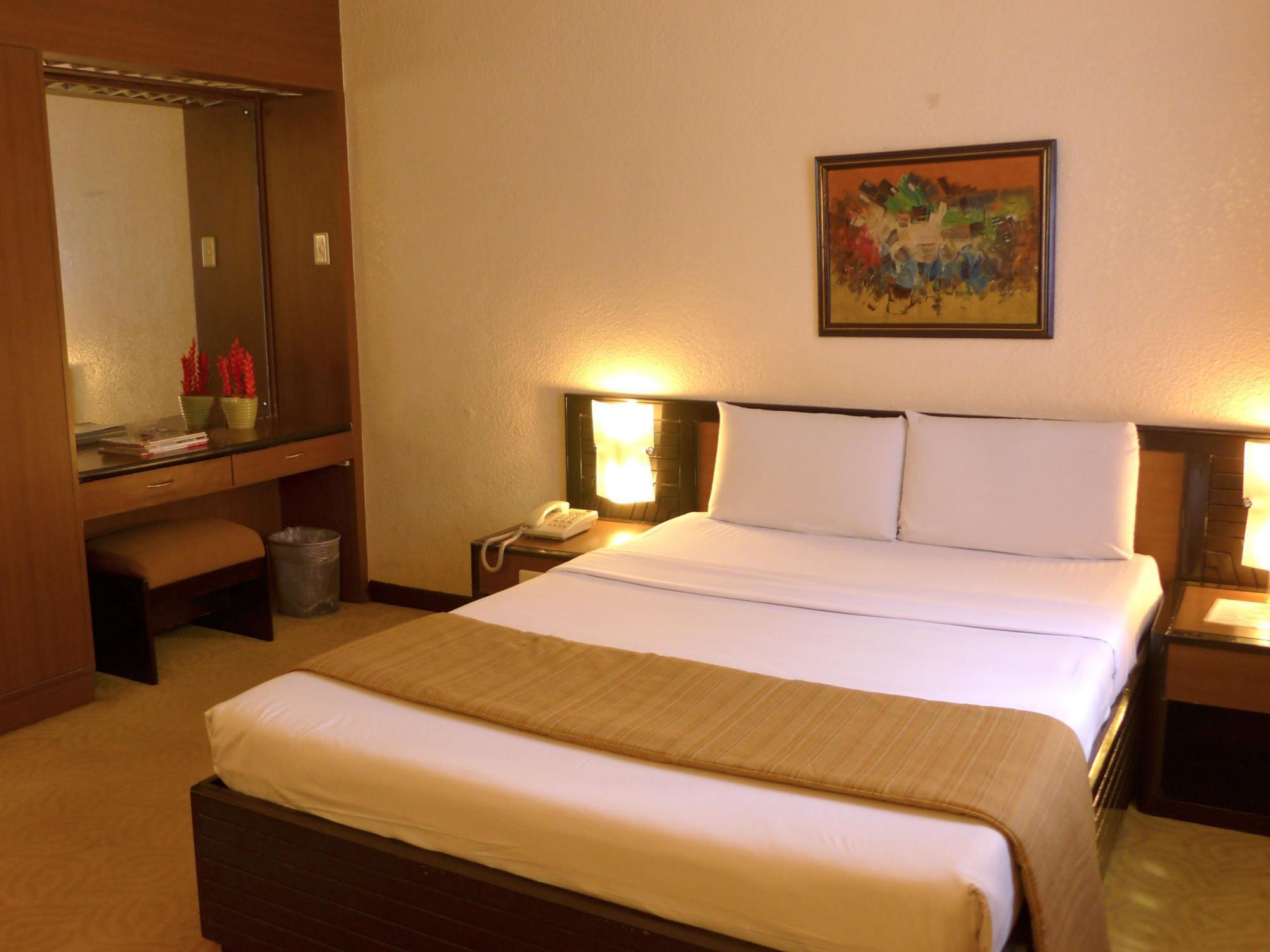 Rothman Hotel Manila Bagian luar foto