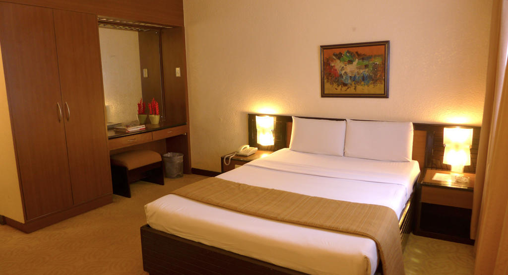 Rothman Hotel Manila Bagian luar foto
