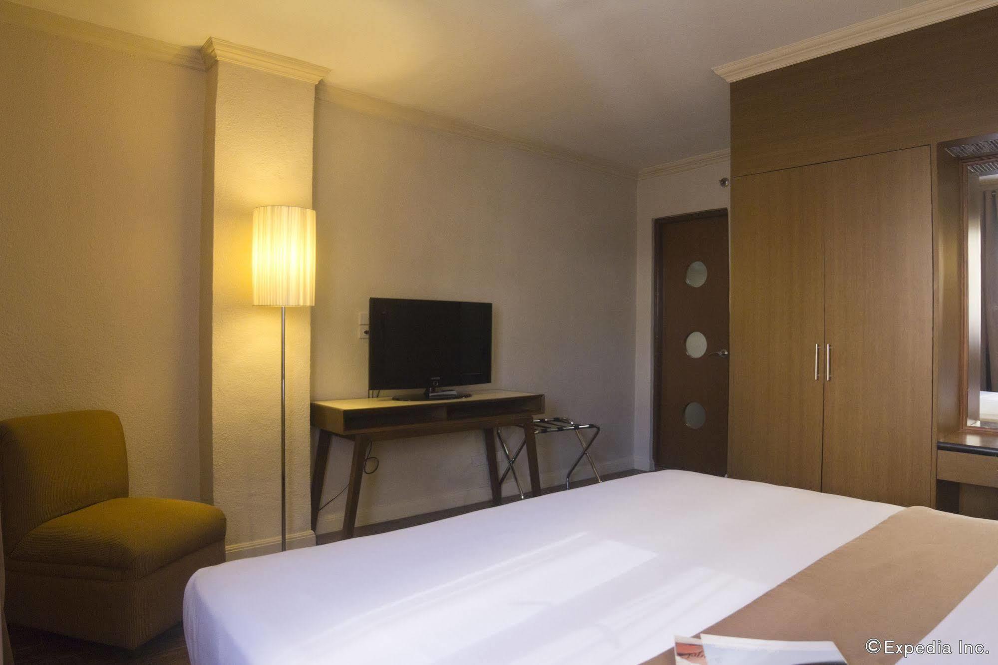 Rothman Hotel Manila Bagian luar foto
