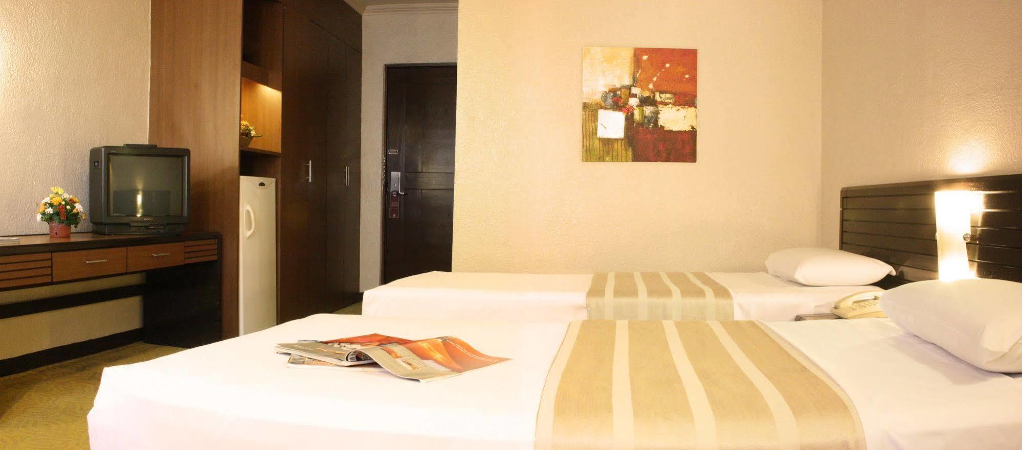 Rothman Hotel Manila Bagian luar foto